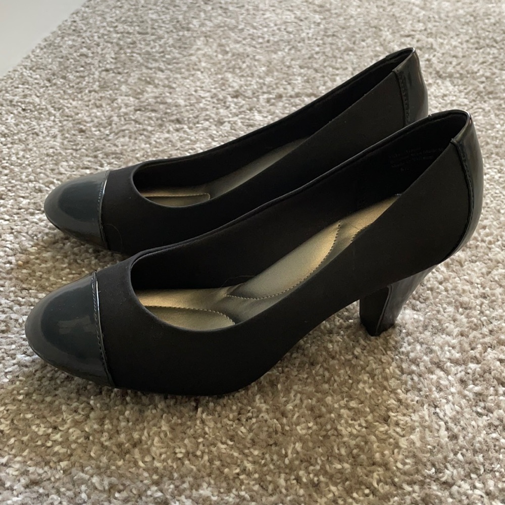 Abella Black Pumps